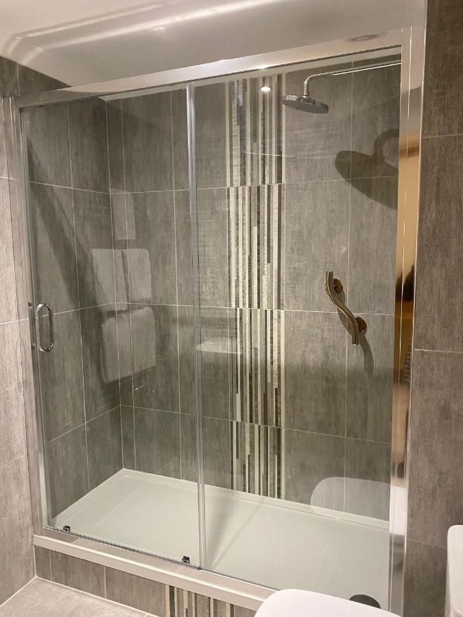 The City Hotel دنفرملاين المظهر الخارجي الصورة